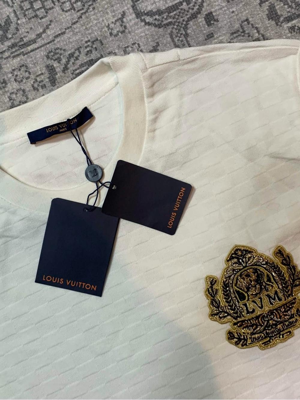 Louis Vuitton Textured White T-Shirt Men’s MEDIUM - Picture 4 of 4